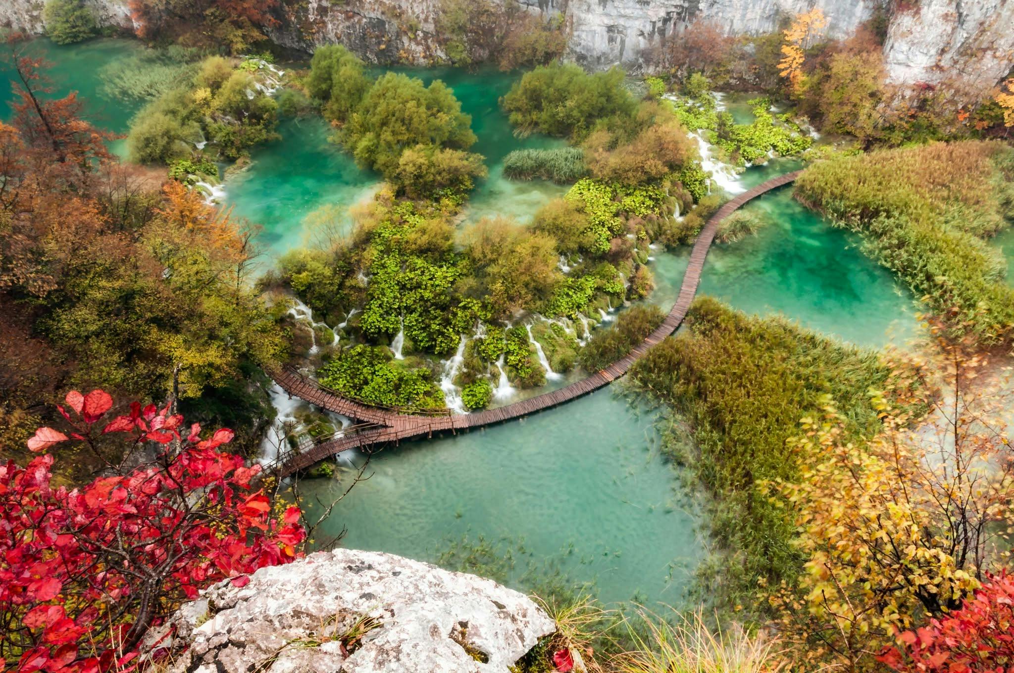 Hotel Jezero - Jesenska obiteljska priča na Plitvičkim jezerima s ulaznicama